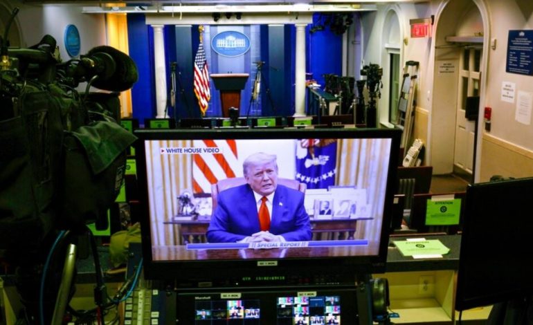 VOA: A mund të falë veten presidenti Trump para largimit nga detyra?