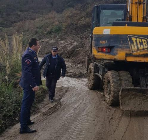 MOTI I KEQ/ Po punohet për hapjen e rrugëve nga rrëshqitja e dherave në fshatin Romes të Selenicës