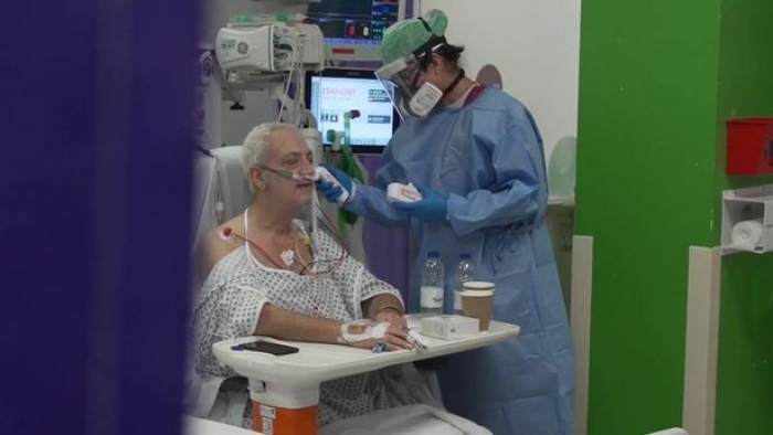 KORONAVIRUSI/ Situatë ALARMANTE në Britani, mjekët zgjedhin se cilët pacientë me Covid-19 të shpëtojnë