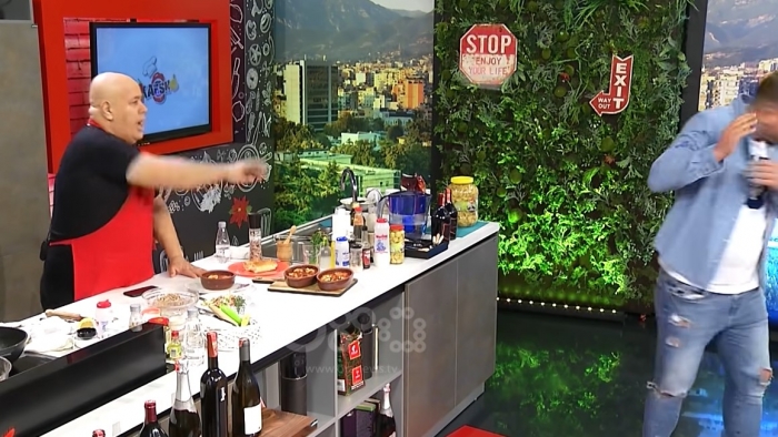 “O ROPT KU T’I KENI…”/ “Plas sherri” në emisionin e gatimit, shef Titi qëllon me shishe gazetarin (VIDEO)