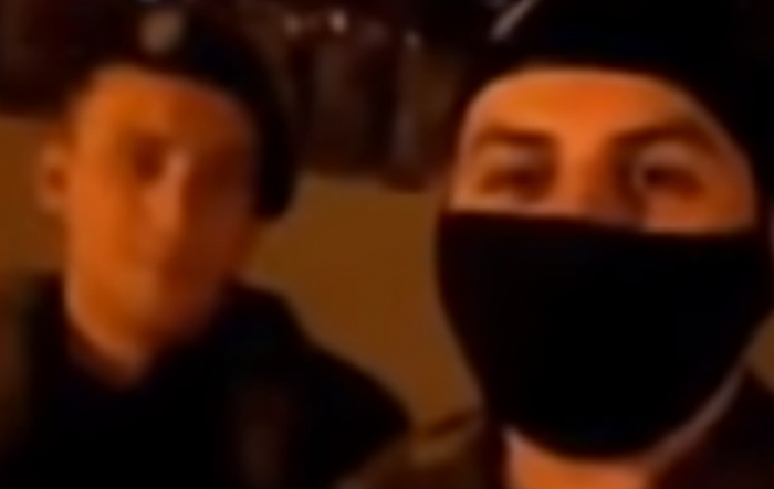 “PARA MARSH…”/ Dy të rinjtë shqiptarë publikojnë VIDEON, teksa u japin urdhra ushtarëve grekë. Greqia nis…