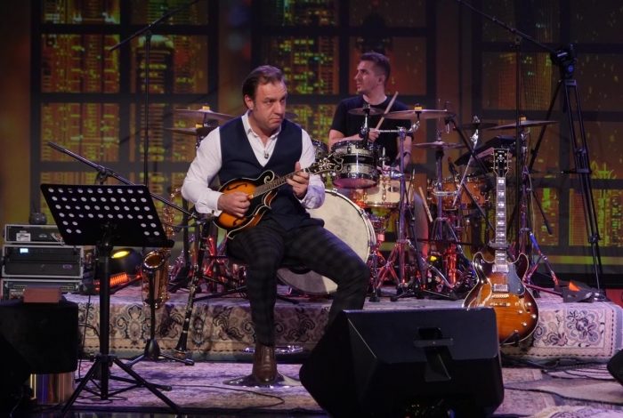 E KEMI PARË GJITHMONË ZYRTAR/ Si rrallëherë deputeti socialist luan në mandolinë dhe tërheq gjithë vëmendjen (VIDEO)