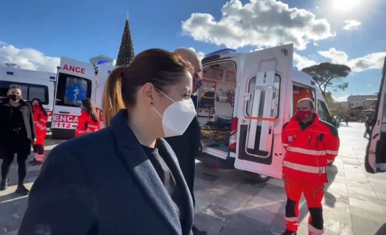 AMBULANCAT E REJA NË PËRBALLIMIN E LUFTËS ME COVID-19/ Manastirliu: Është dyfishuar dhe ekipi i Urgjencës