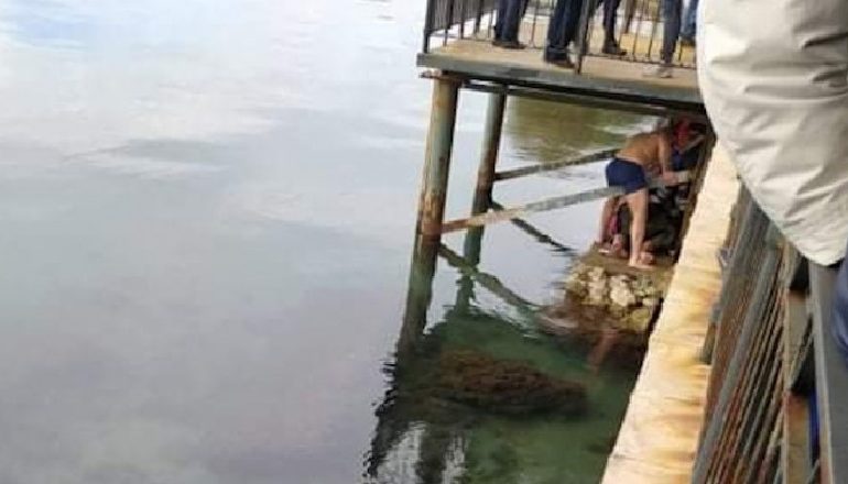 E RËNDË NË GREQI/ U hodh për të kapur kryqin në ujë, 24-vjeçari përplas kokën në shkëmb. I riu përfundon në koma (VIDEO)