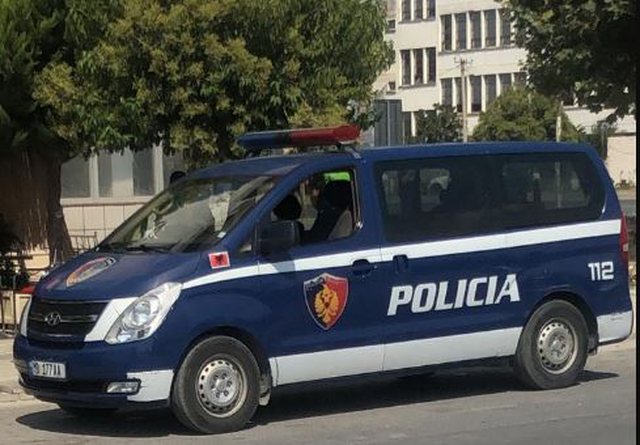 NGJARJE E RËNDË/ 37-vjeçari qëllon vetën me armë gjahu, ndërron jetë rrugës për në spital