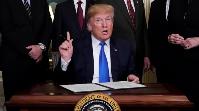 PËRSHALLËZOHEN TENSIONET SHBA-KINË/ Trump nënshkruan urdhrin që ndalon…