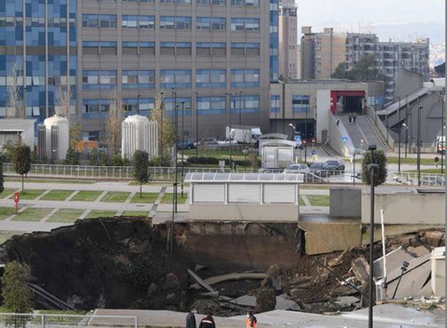 E RËNDË NË ITALI/ Shpërthen spitali në Napoli, hapet një gropë gjigante në parkingun e tij (PAMJET)