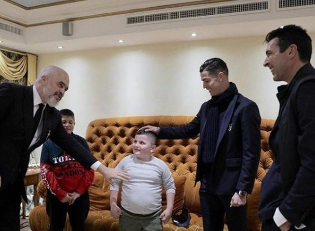 “NUK ËSHTË ASPAK E VËRTETË…”/ Olsi Rama: Ja si u organizua takimi i Edi Ramës me CR7 për të lumturauar Aurelin dhe Alesion