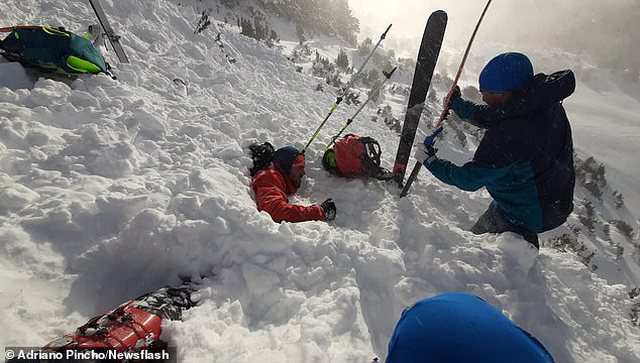 “TË GJITHË DUHET TË BËJNË KUJDES…”/ Momenti kur orteku i borës zë katër alpinistë (VIDEO)