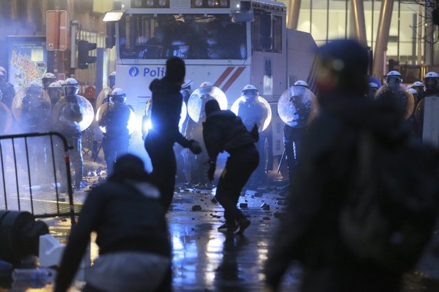 VRASJA E EMIGRANTIT NGA POLICIA/ Protesta të dhunshme në Bruksel