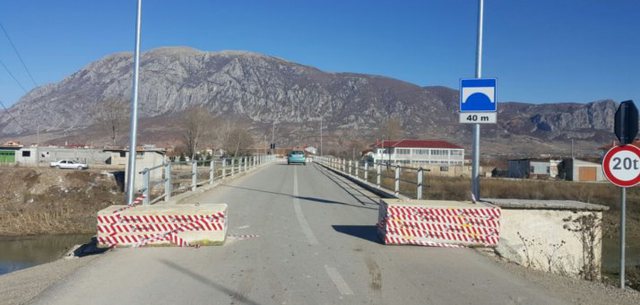 LEJUAN KALIMIN E MALLRAVE KONTRABANDË/ SHÇBA arreston 2 policë dhe 2 doganierë