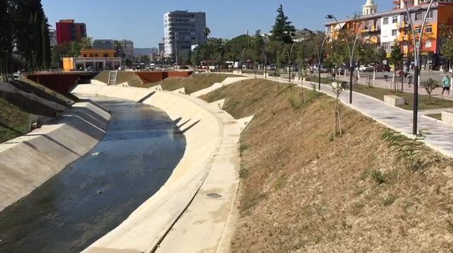 SHMANGET TRAGJEDIA NË FIER/ Dy fëmijë rrezikojnë të mbyten në lumë, shpëtohen nga…