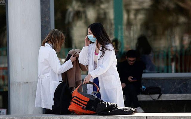 NUK KA PËRMIRËSIM TË SITUATËS NGA COVID-19/ Greqia shtrëngon sërish masat