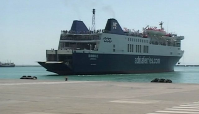 MOTI I KEQ/ 160 pasagjerë të tragetit të linjës Brindisi – Vlorë mbeten të bllokuar