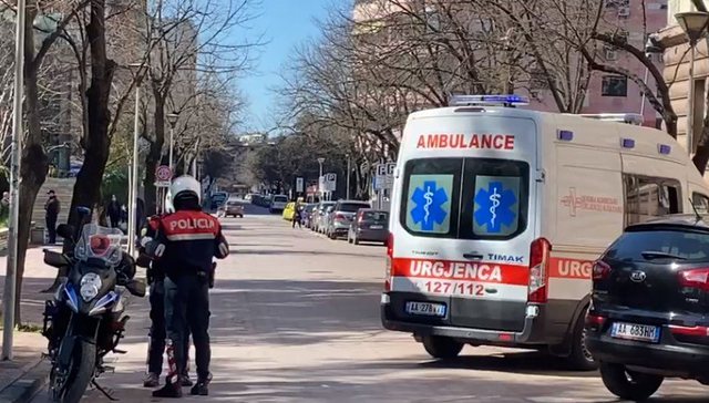 AKSIDENT I RËNDË/ Makina përplas këmbësorin në Tiranë, shoferi lë të plagosurin të shtrirë në rrugë dhe ia mbath