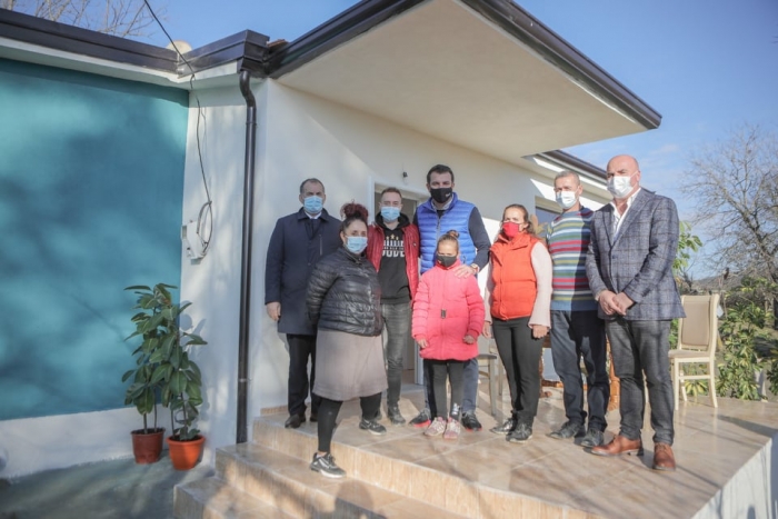 SHTËPITË E REJA NË BALDUSHK/ Veliaj u dhuron çelësat tre familjeve: Po bëjmë lagje të qendërzuara…