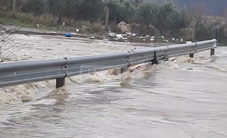 MOTI I KEQ/ Një familje evakuohet në Lezhë, uji merr para një motor dhe shpëton për mrekulli drejtuesi