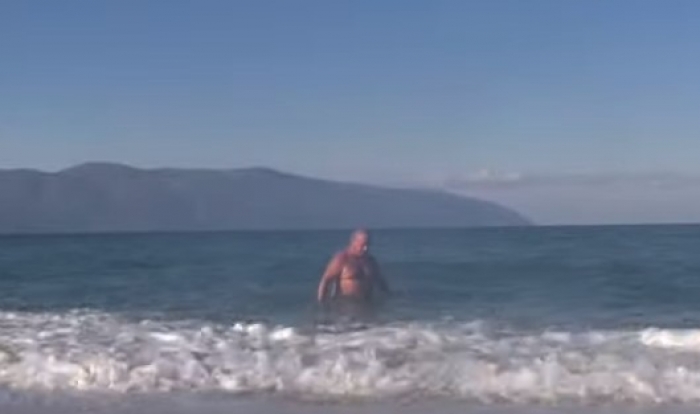 63-VJEÇARI QË NUK PYET PËR DIMRIN/ Sfidon temperaturat e ulëta dhe lahet në det (EMRI+VIDEO)