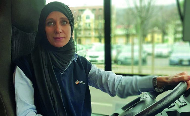 HISTORIA E PAZAKONTË/ Me shami dhe shofere autobusi në Itali, njihuni me BUKURIEN. Shqiptaren që po thyen “tabu”