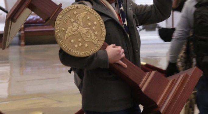 FOTOLAJM/ Protestuesit futën në dhomën e kongresmenëve, njëri prej tyre merr foltoren me vete
