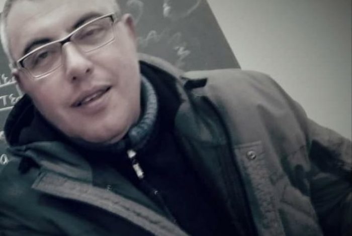 E TRISHTË/ Ja kush është pedagogu i Universitetit të Korçës, ra nga çatia kur po rregullonte kondicionerin