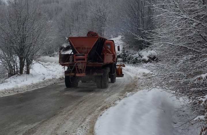 DËBORË DHE NGRICA/ Si paraqitet situata në Korçë, disa rrugë të kalueshme vetëm me zinxhirë