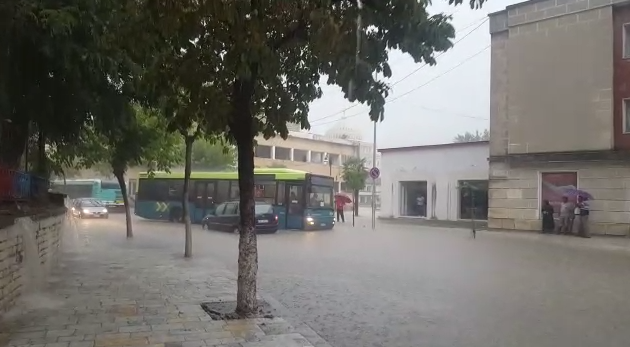 VIJOJNË RESHJET MASIVE TË SHIUT/ Situatë problematike nga përmbytjet në disa qarqe të vendit