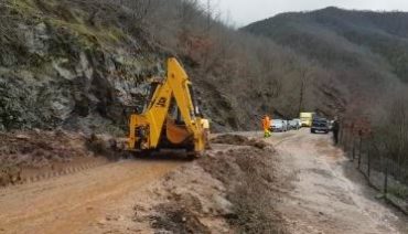 MOTI I KEQ/ Bllokohet rruga nacionale Burrel-Tiranë, shembje dheu në afërsi të urës së Ulzës (VIDEO)