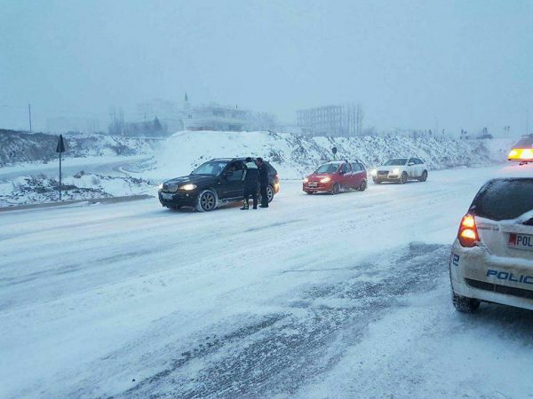 ERË E FORTË DHE RESHJE DËBORE NË KORÇË/ Trashësia arrin deri në 15 cm, rekomandohet përdorimi i zinxhirëve