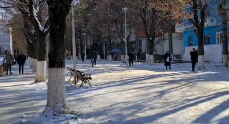 NDODH NË DIBËR/ Mjeku rrëshqet në akull, pëson fraktura të rënda, përfundon tek Trauma