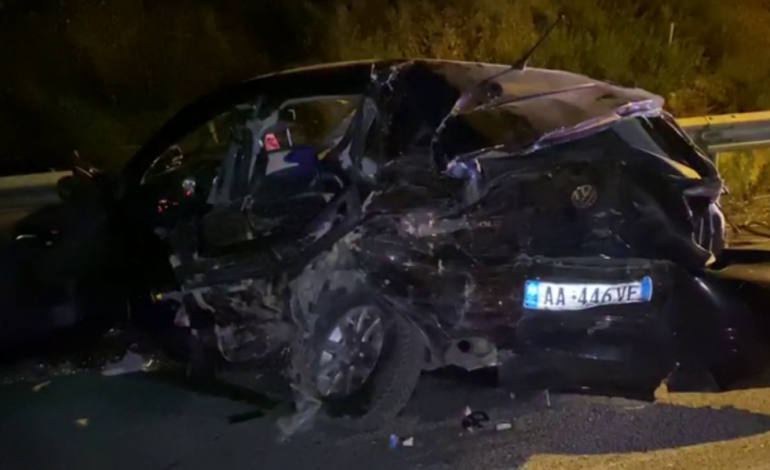 AKSIDENTI TRAGJIK NË ELBASAN/ Momenti shokues, ja si i shkoi makina përballë minibusit me pasagjerë (VIDEO)