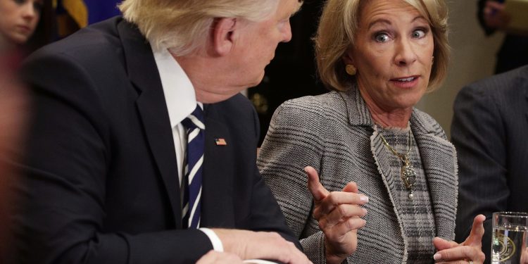 DHUNA NË KONGRES/ Dy ministre të kabinetit Trump largohen pas protestave…