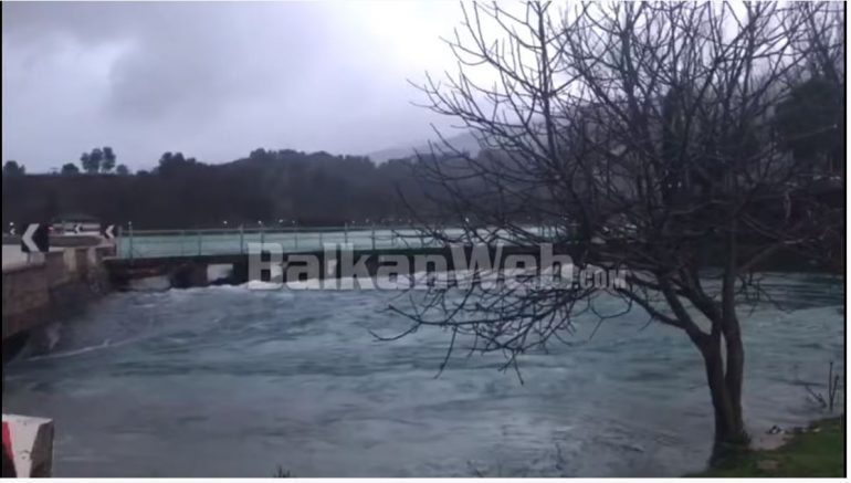 MOTI I KEQ NË VEND/ Liqeni i Viroit pranë pikës kritike, dalja nga shtrati rrezikon bllokimin e rrugës Gjirokastër-Tepelenë (FOTO+VIDEO)
