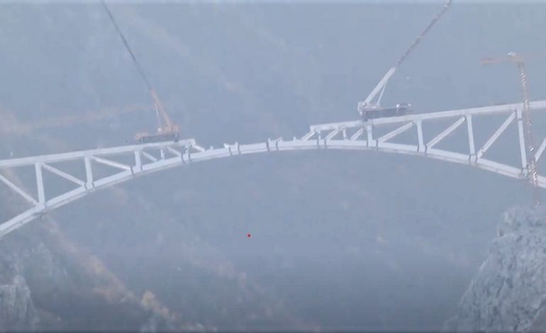 VAZHDOJNË PUNIMET TEK RRUGA E ARBRIT/ Ura e fshatit Fshat u betonua gjatë festave, një nga veprat më të bukura në zonë