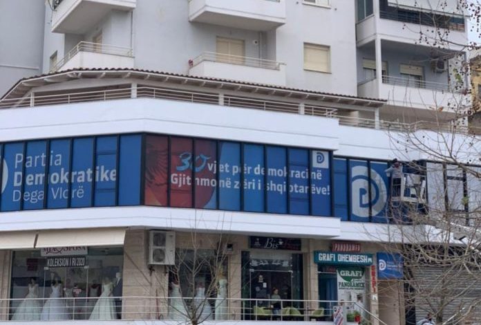 ÇFARË NDRYSHOI? PD strehon shtabin në pronat e personit që deri dje hidhte akuza të rënda