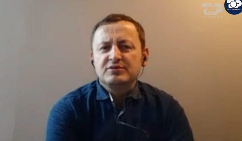 21 JANARI/ Gazetari Fatos Mahmutaj tregon si u plagos dhe si u vra Hekuran Deda ngjitur me të