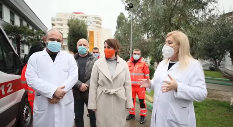 NIS SHPËRNDARJA E 36 AUTOAMBULANCAVE TË REJA/ Manastirliu në Durrës: Shërbim me standarde bashkëkohore në përgjigje ndaj COVID (VIDEO)