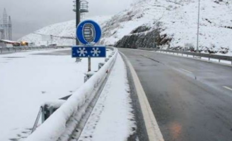 MOTI I KEQ NË VEND/ Reshje bore në Rrugën e Kombit, paralajmërohen shoferët
