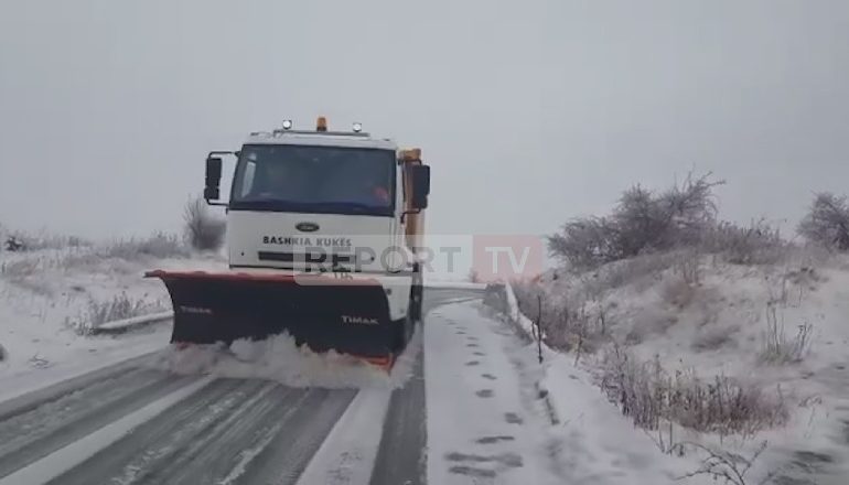 MOTI I KEQ/ Kukësi mbulohet nga dëbora. Akset e kalueshëm, 19 borëpastruese hapin rrugët