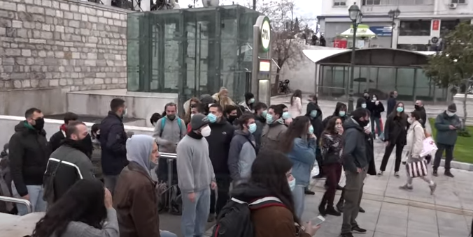 TRAZIRA NË ATHINË/ Protesta të dhunshme, ndërhyn policia