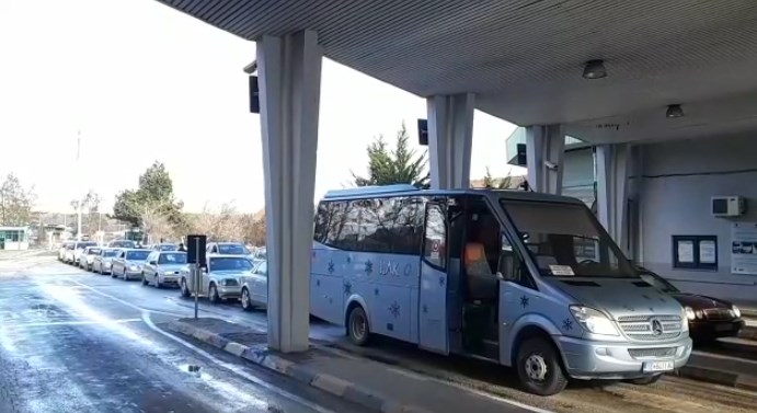 PAS FESTAVE/ Fluks i madh hyrje-daljesh në Pikën Kufitare të Qafë Thanës. Automjetet…