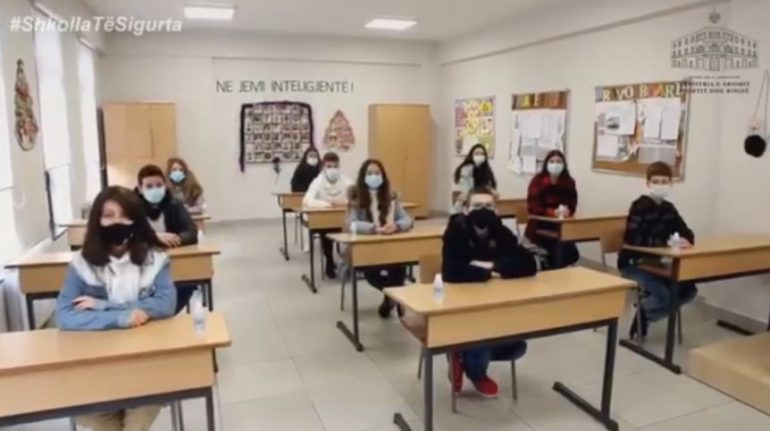 RIFILLIMI I MËSIMIT NËPËR SHKOLLA/ Ministrja e Arsimit: Apeloj fort që të vazhdojmë të jemi të kujdesshëm në zbatimin e rreguallve anti-COVID (VIDEO)