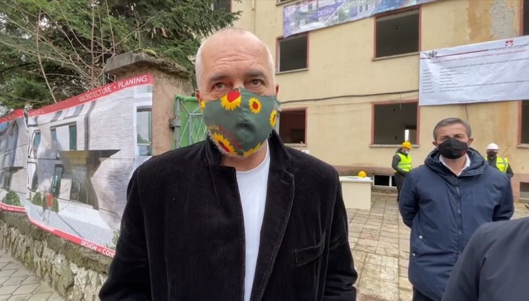‘”QENDRA E TURIZMIT GATI PËR 9 MUAJ”/ Rama batuta në Korçë: Shpresojmë për Krishtlindje pa maska
