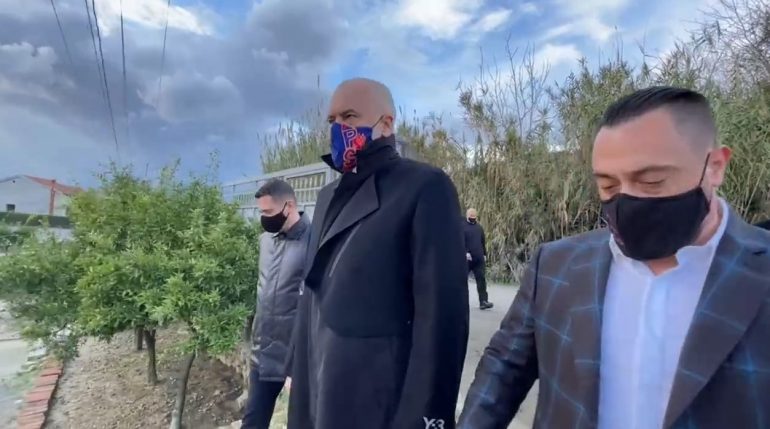 RINDËRTIMI/ Rama dorëzon dy banesa të reja në Maminas, Ahmetaj i përgjigjet opozitës: Po ulet numri i familjeve në çadra