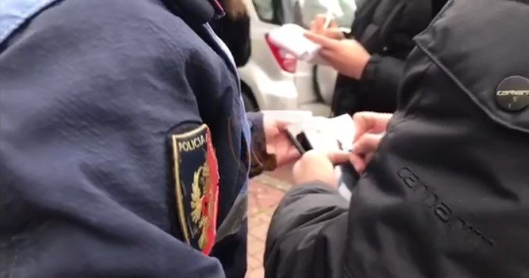 SHKELËN MASAT ANTI-COVID/ Ndëshkohen 421 qytetarë që u kapën pa maskë, gjobiten dhe 7 të tjerë për thyerje të orës policore (VIDEO)