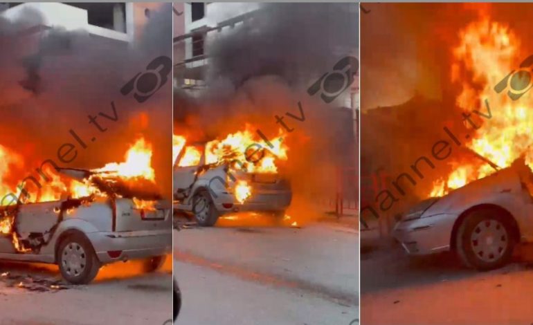 E RËNDË/ Shkrumbohet nga flakët një makinë tek Kthesa e Kamzës, dyshohet se… (FOTO)