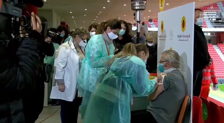 DITA E DYTË E VAKSINIMIT/ Manastirliu: Vijojmë injektimin tek mjekët dhe infermierët