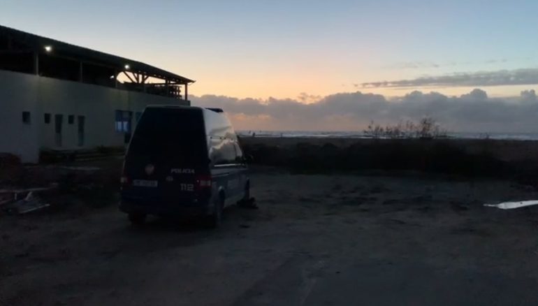 PREJ ORËSH NË DET/ U ça balona dhe mbetën në bregdetin e Semanit, shpëtohen dy vëllezërit sërfistë