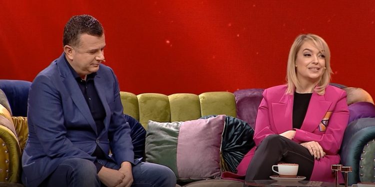 “DASHURA NUK NJEH MOSHË”/ Balla dhe bashkëshortja prezantojnë njëri-tjetrin në mënyrë romantike, ja si janë njohur për herë të parë