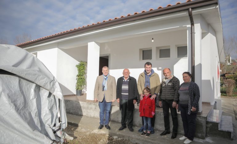 RINDËRTIMI NË ZALL-HERR/ Veliaj u dorëzon çelësin tre familjeve: Nuk i ndajmë në të majtë e të djathtë